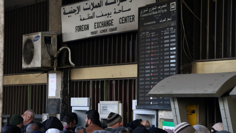 Dört gözle bankaların açılmasını bekleyen Suriyeliler büyük hüsran yaşadı!