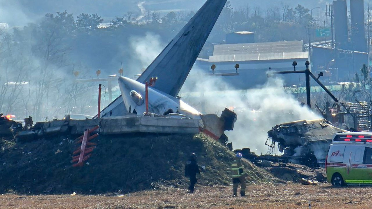 Jeju Air 179 kişinin öldüğü uçak kazasının akabinde bin 878 uçuşu askıya alıyor