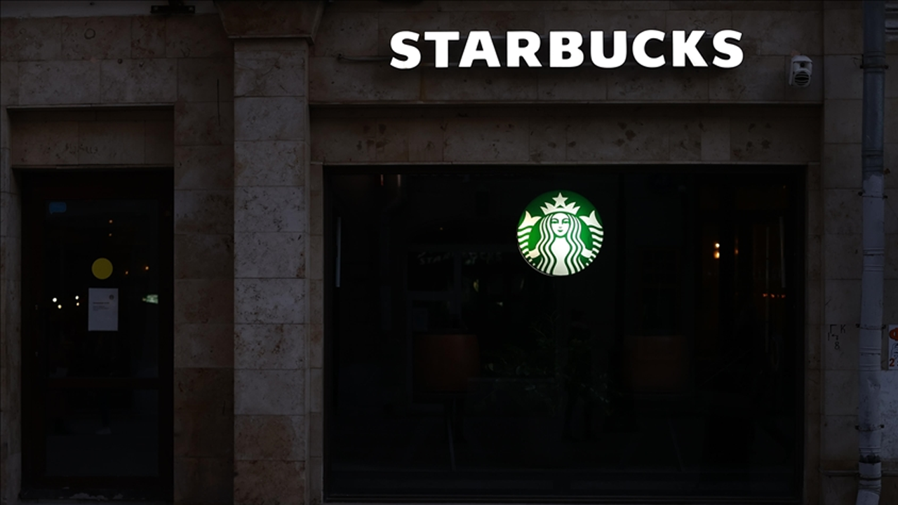 Türkiye’de de şubeleri bulunan Starbucks işten çıkarmalara başlıyor