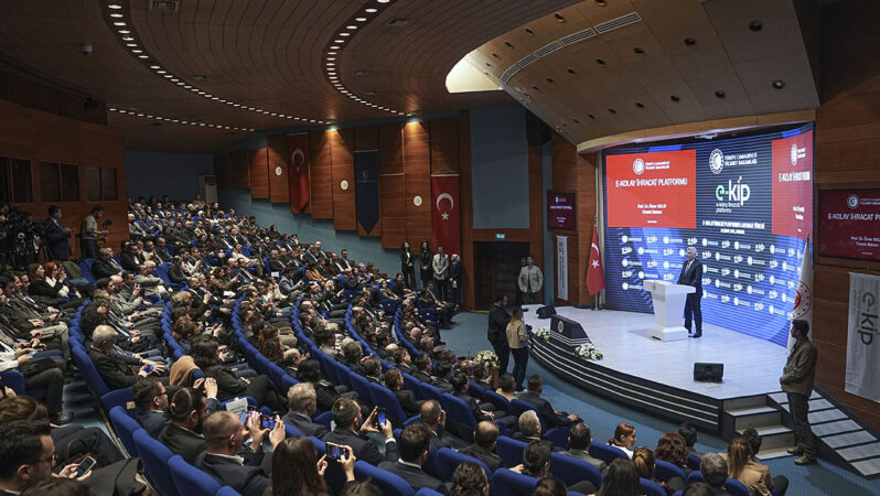 Bakan Bolat: Türkiye ekonomisinin büyüklüğü 1 trilyon 322 milyar dolara yükseldi Bakan Bolat: Türkiye ekonomisinin büyüklüğü 1 trilyon 322 milyar dolara yükseldi