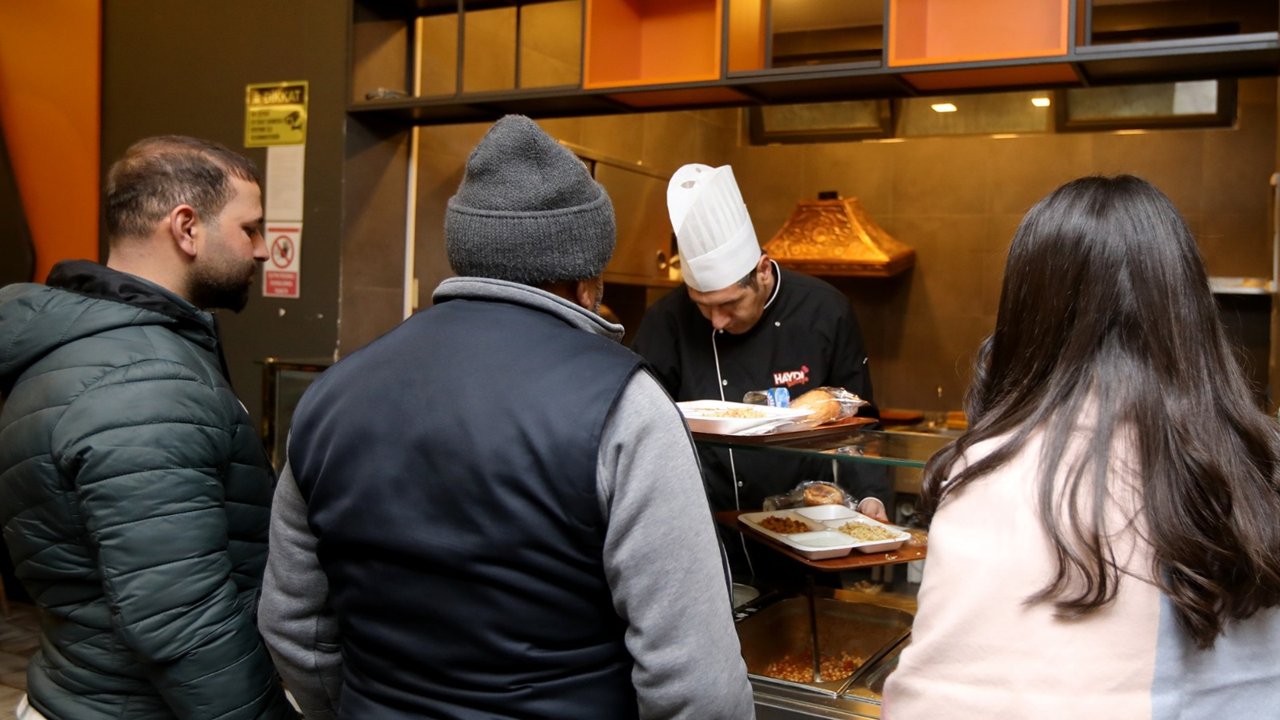 40 liraya 4 çeşit yemek! Halkın yüzünü güldüren iftar menüsünde hangi ilin imzası var?